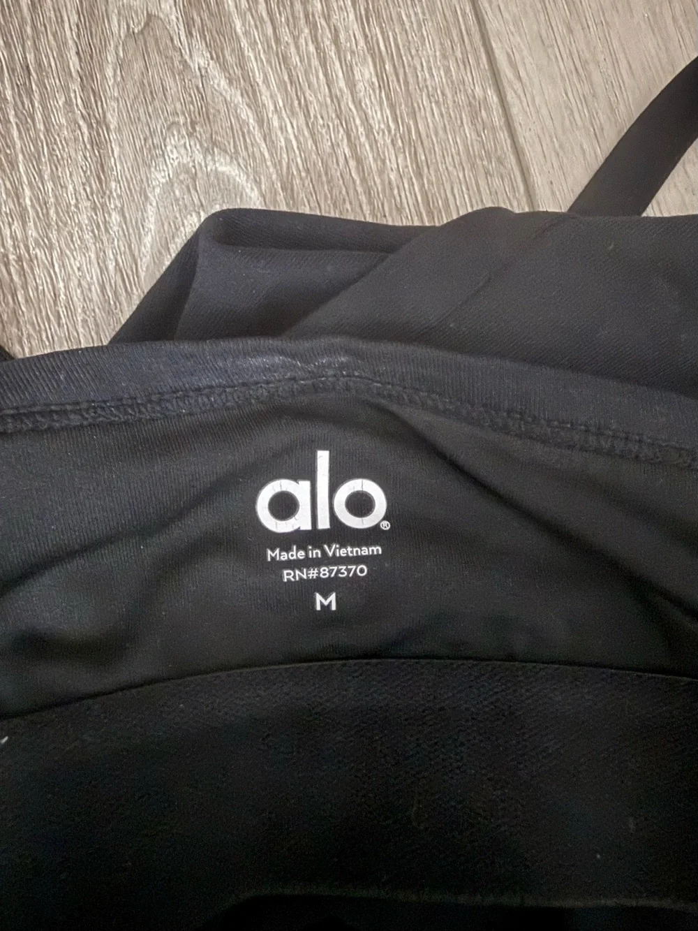 ALO Yoga Black Cross Strap Bra Top size M - Picture 4 of 5